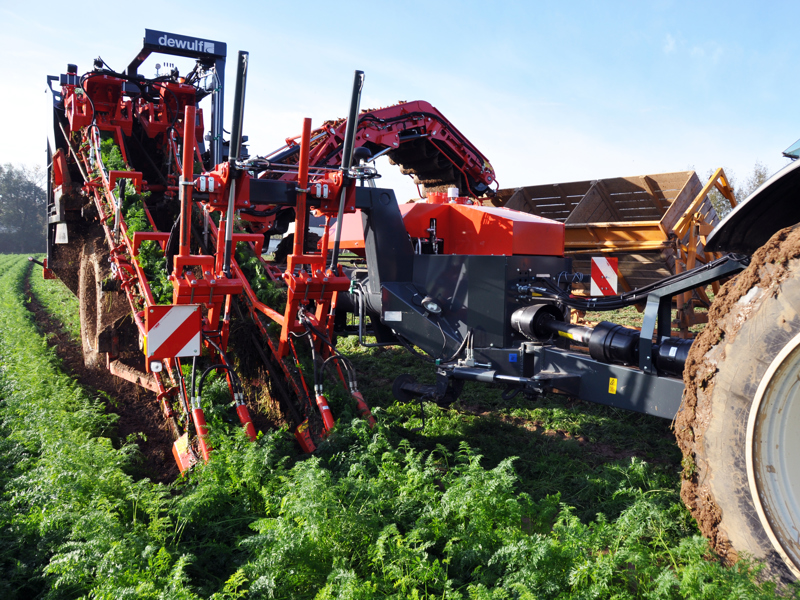 Trailed 2-row top lifting harvester with discharge elevator