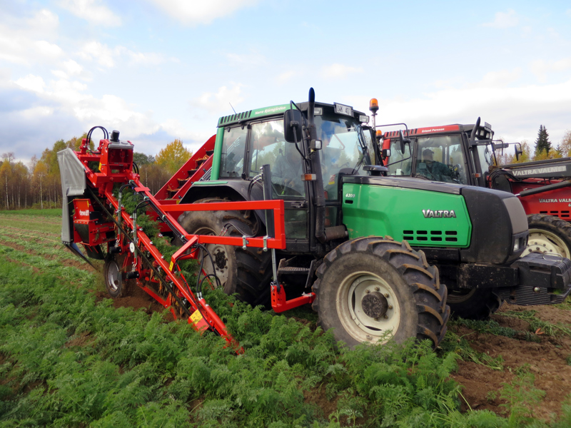 Mounted 1-row top lifting harvester with discharge elevator