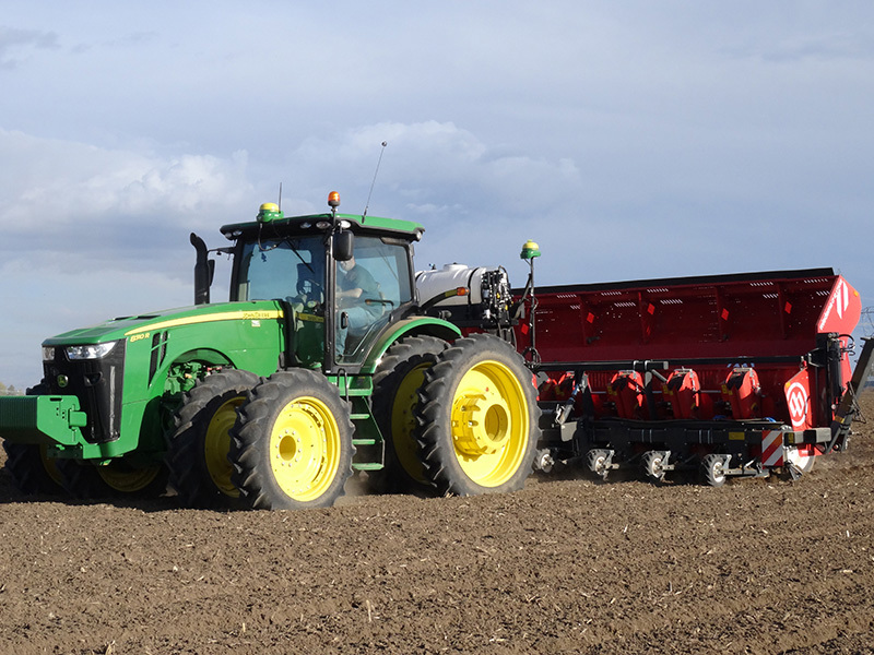 Trailed 8-row cup planter