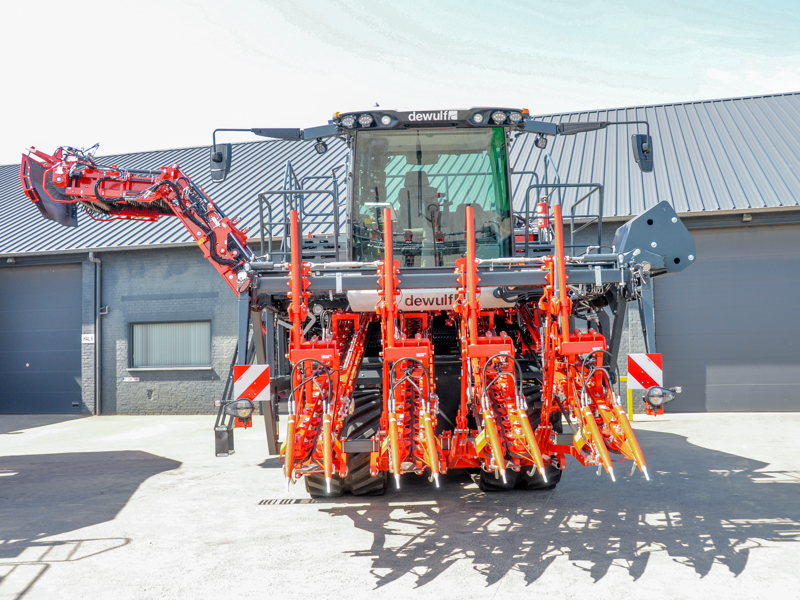 Self-propelled 4-row top lifting harvester with discharge elevator