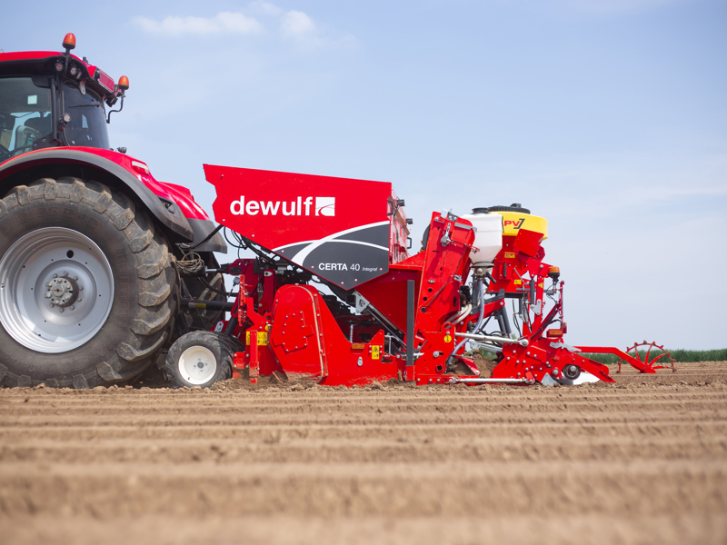 Mounted 4-row cup planter with integrated cultivator 