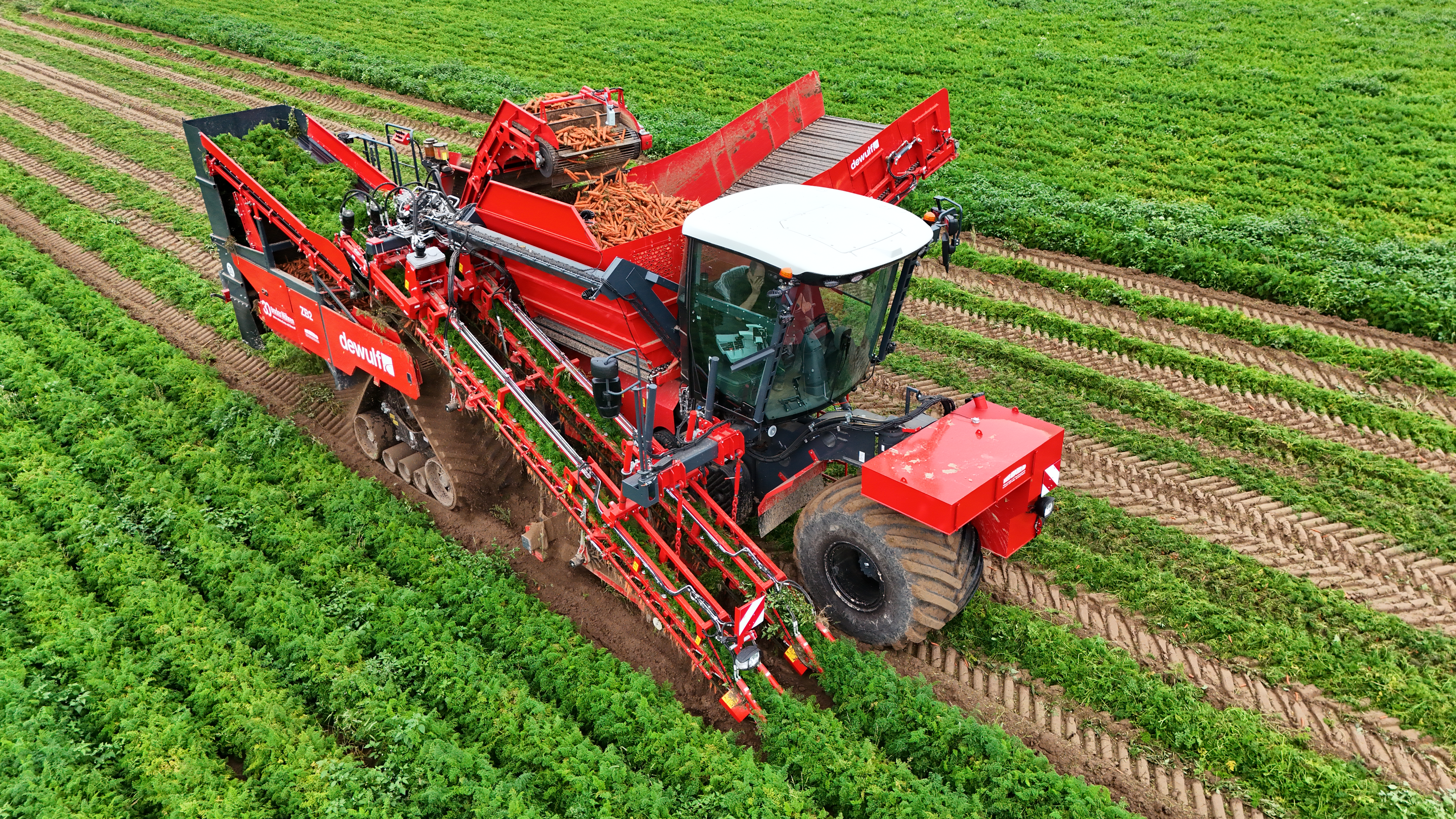 Self-propelled 2-row top lifting harvester with bunker