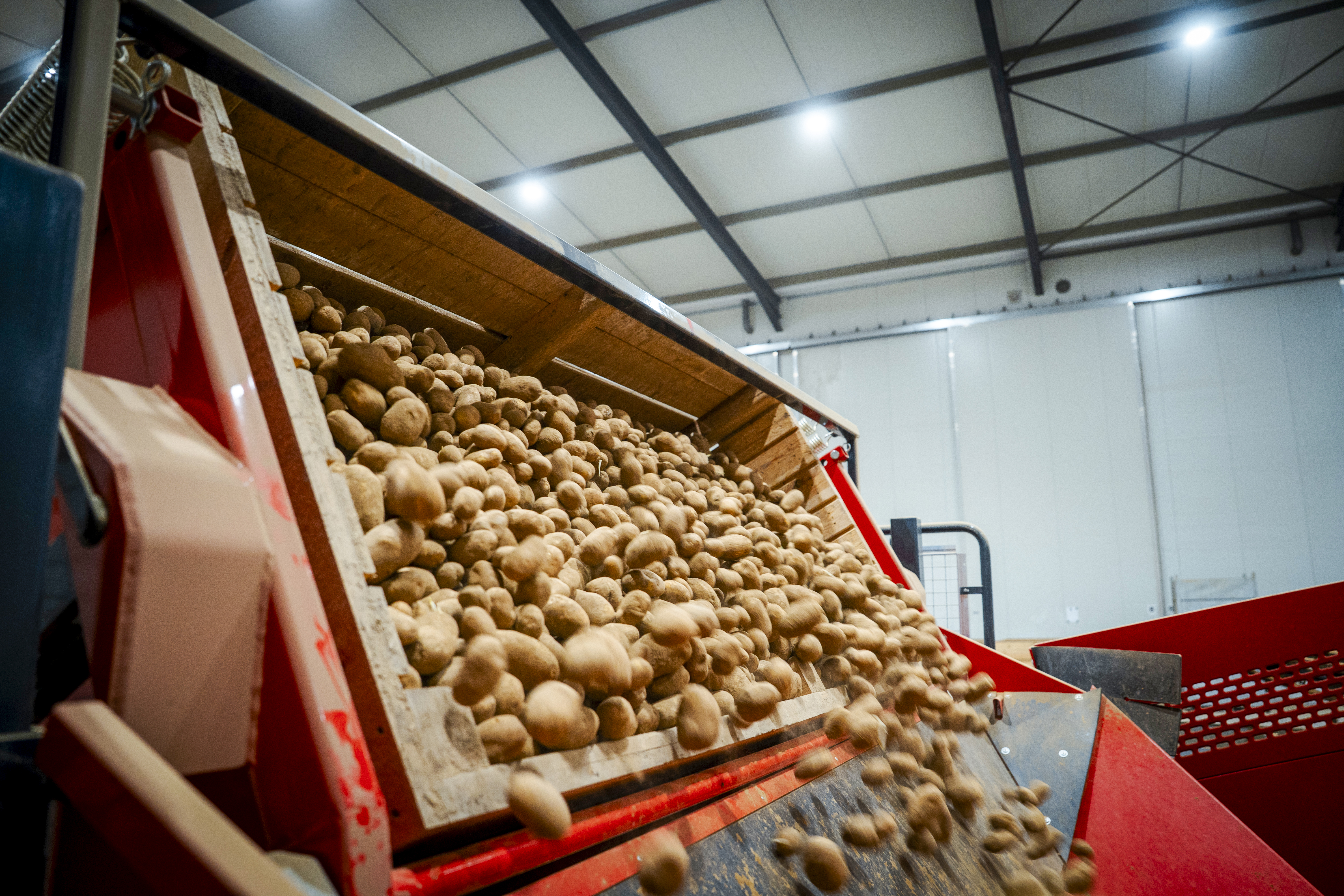 Полностью автоматический опрокидыватель контейнеров