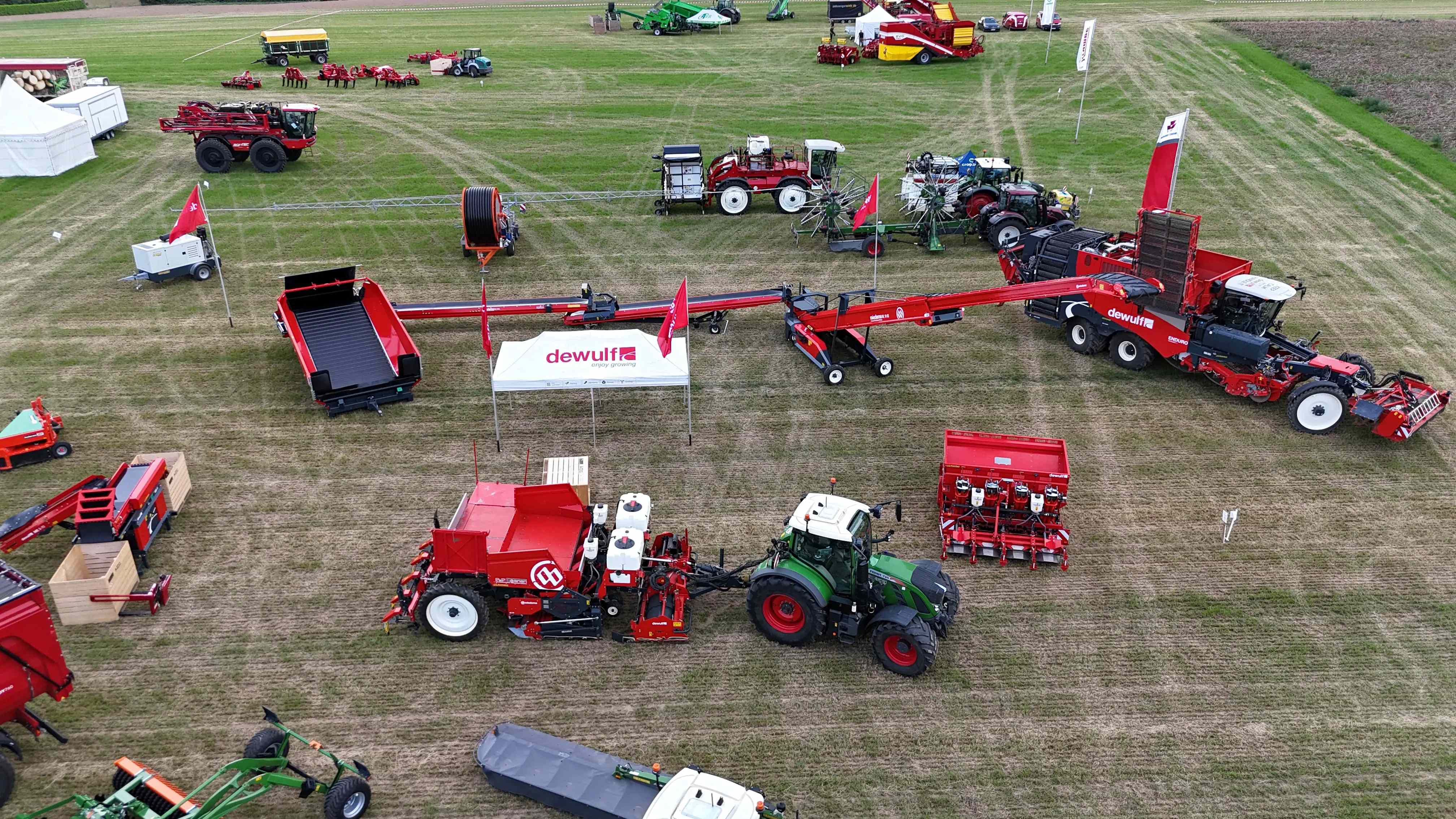 “The Miedema Structural 4000 allows us to plant carefree, even with long and pre sprouted seed potatoes.”