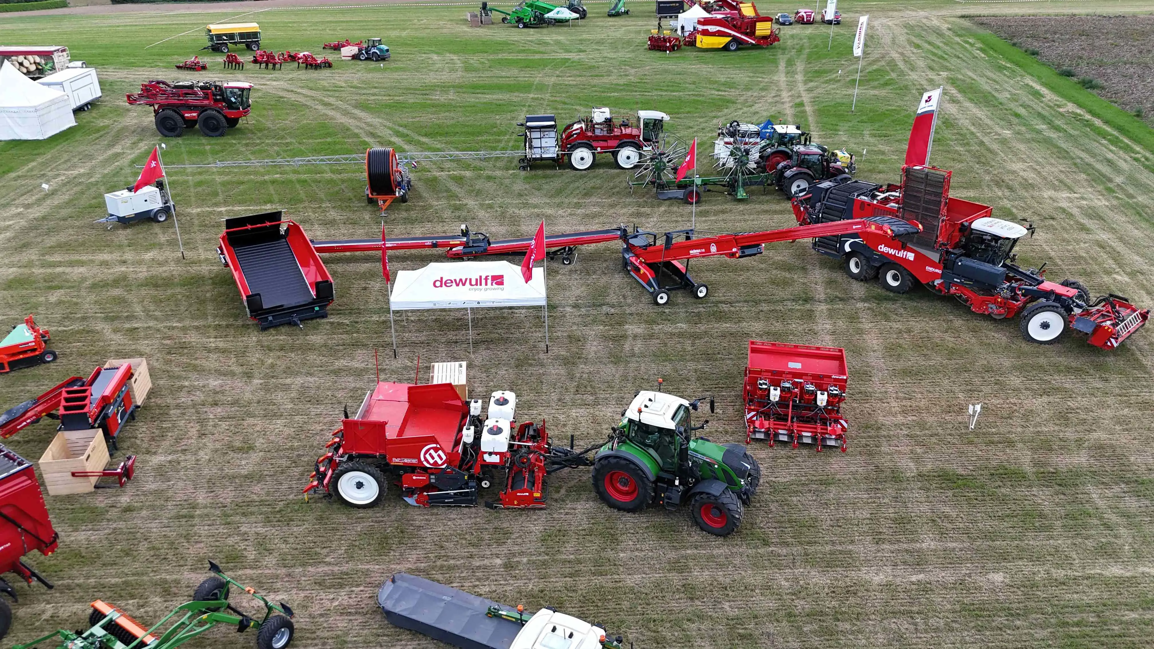 “The Miedema Structural 4000 allows us to plant carefree, even with long and pre sprouted seed potatoes.”