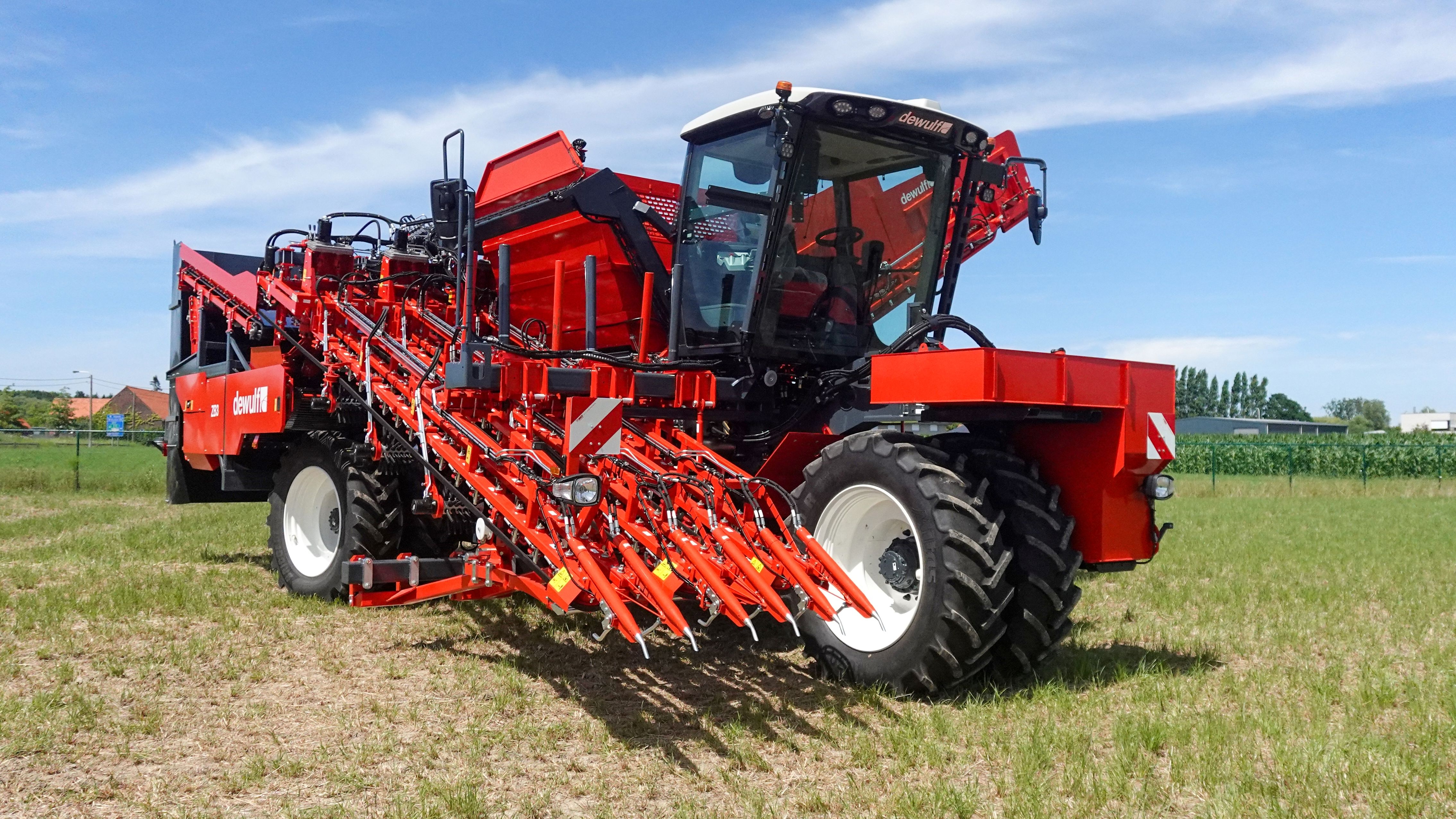 Dewulf launches the ZB3, 3-row self-propelled top lifting harvester