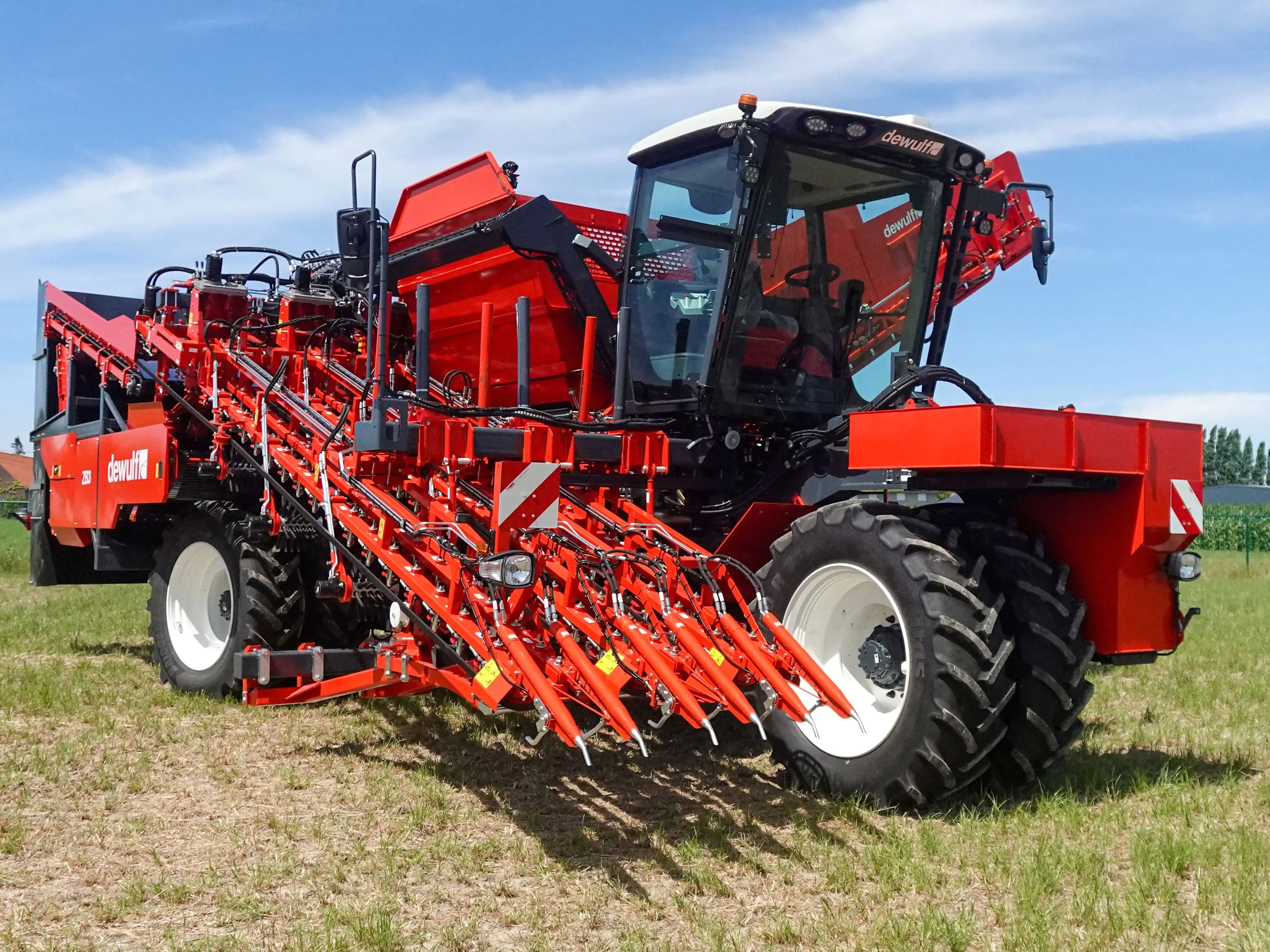 Dewulf launches the ZB3, 3-row self-propelled top lifting harvester